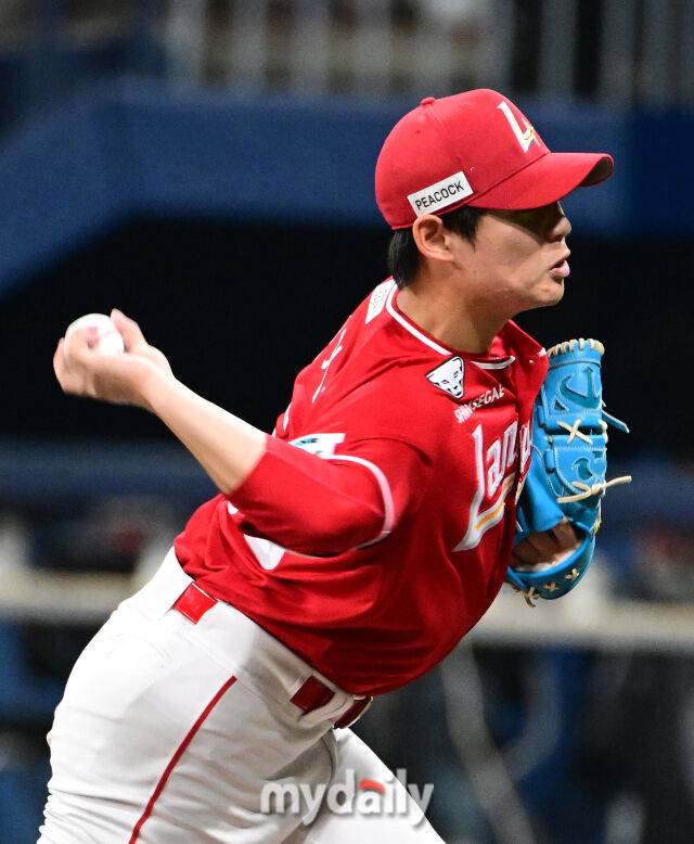 2025년 6월 18일 오후 서울 고척스카이돔에서 열린 '2025 신한 SOL뱅크 KBO 리그' SSG 랜더스와 키움 히어로즈의 경기. SSG 박기호가 6회말 구원등판해 역투하고 있다./마이데일리