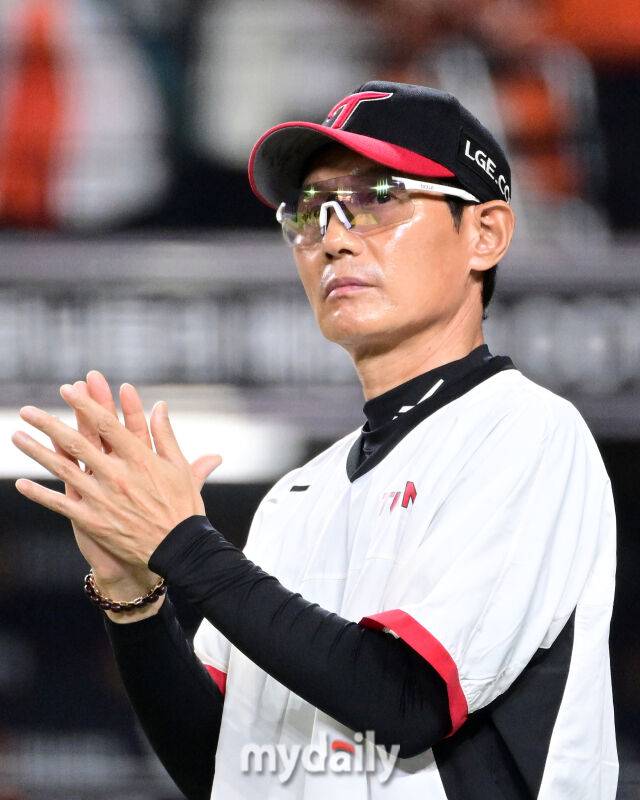 2025년 9월 27일 오후 대전 한화생명 볼파크에서 열린 '2025 신한 SOL뱅크 KBO 리그' LG 트윈스와 한화 이글스의 경기LG 염경엽 감독이 9-2로 승리한 뒤 기뻐하고 있다.
