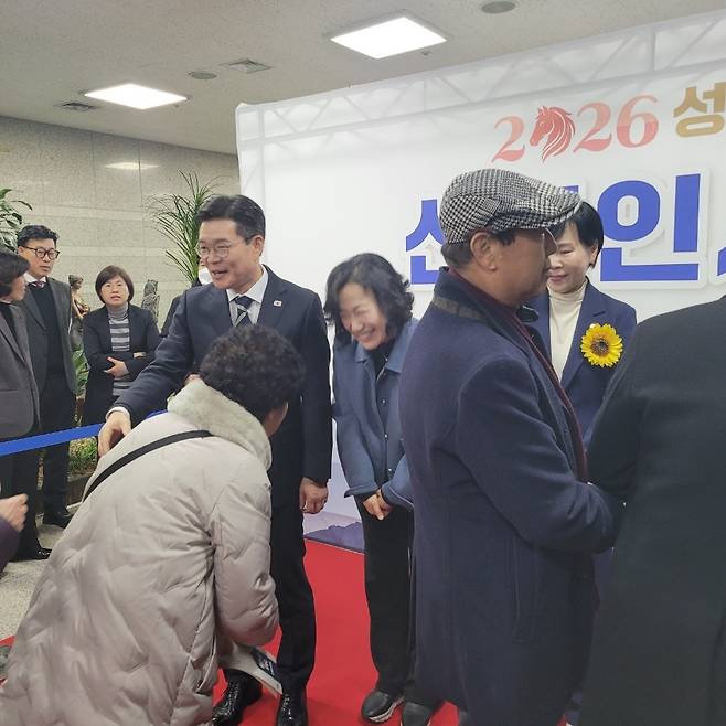 구민과 인사하는 정원오 성동구청장 부부