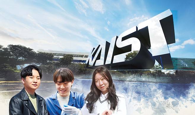 “아무리 가슴을 뛰게 하는 분야가 있어도, 막상 고3이 되면 입시를 견뎌낸 자신에 대한 보상 심리로 의사를 선택하는 마음도 커지는 것 같다” 대한민국 많은 학생들의 현실이다. 이처럼 모두가 의대를 향할 때 김성원(23학번·왼쪽부터), 백승준(25학번), 장지연(22학번) 3명의 학생은 KAIST에서 과학이라는 ‘나의 길’을 선택했다. [KAIST 제공]