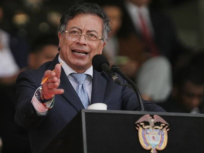 [보고타=AP/뉴시스] 구스타보 페트로 콜롬비아 대통령이 도널드 트럼프 미국 대통령과 통화한 뒤 미국 방문 의사를 밝힌 것으로 전해졌다. 사진은 지난해 10월24일 보고타에서 열린 경찰청장 취임식에서 연설하는 페트로 대통령. .2026.01.08. *재판매 및 DB 금지