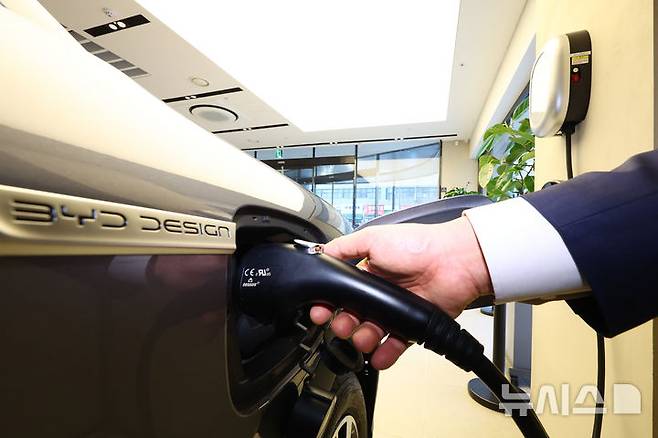 [서울=뉴시스] 황준선 기자 = 내연기관 중심의 성장 경로를 건너뛰고 전기차(EV)로 바로 이동하려는 신흥국들의 움직임이 본격화하고 있다.  사진은 지난 2일 서울 용산구 전기차 브랜드 BYD 매장에서 이뤄진 전기차 충전 시연 모습. 2026.01.02. hwang@newsis.com