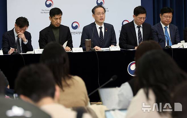 [세종=뉴시스] 강종민 기자 = 이형일 재정경제부 차관이 지난 5일 세종시 정부세종청사에서 2026년 경제성장전략 주요 내용을 발표하고 있다. 2026.01.09. ppkjm@newsis.com