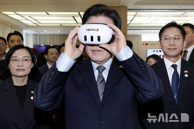 [상하이=뉴시스] 최동준 기자 = 사진은 이재명 대통령이 지난 7일(현지 시간) 상하이 상해국제회의중심에서 열린 한-중 벤처스타트업 서밋을 방문해 VR기기 벤타X를 체험하고 있는 모습. 2026.01.07. photocdj@newsis.com