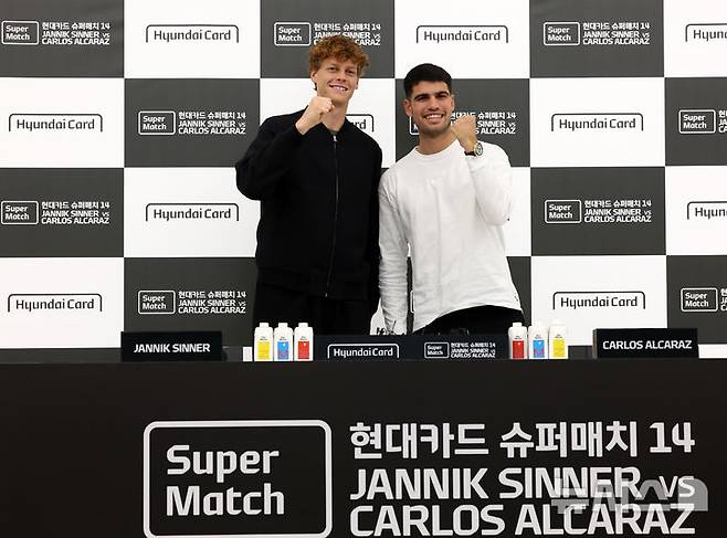 [서울=뉴시스] 이영환 기자 = 남자 테니스 세계랭킹 1위 카를로스 알카라스(스페인)와 2위 얀니크 신네르(이탈리아)가 9일 오후 서울 영등포구 현대카드에서 열린 슈퍼매치 14 사전 기자회견에서 기념촬영을 하고 있다. 2026.01.09. 20hwan@newsis.com