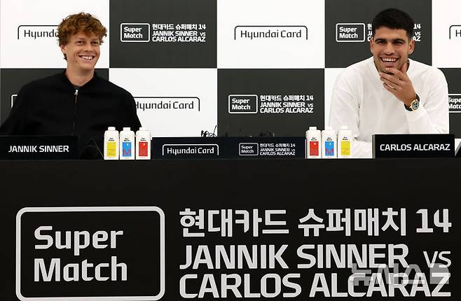 [서울=뉴시스] 이영환 기자 = 남자 테니스 세계랭킹 1위 카를로스 알카라스(스페인)와 2위 얀니크 신네르(이탈리아)가 9일 오후 서울 영등포구 현대카드에서 열린 슈퍼매치 14 사전 기자회견에 참석해 미소를 짓고 있다. 2026.01.09. 20hwan@newsis.com