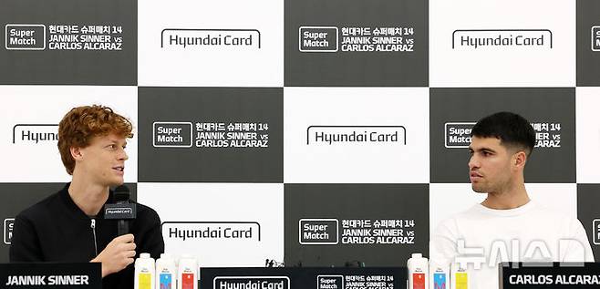 [서울=뉴시스] 이영환 기자 = 남자 테니스 세계랭킹 2위 얀니크 신네르(이탈리아)가 9일 오후 서울 영등포구 현대카드에서 열린 슈퍼매치 14 사전 기자회견에 참석해 소감을 전하고 있다. 오른쪽은 세계랭킹 1위 카를로스 알카라스(스페인). 2026.01.09. 20hwan@newsis.com
