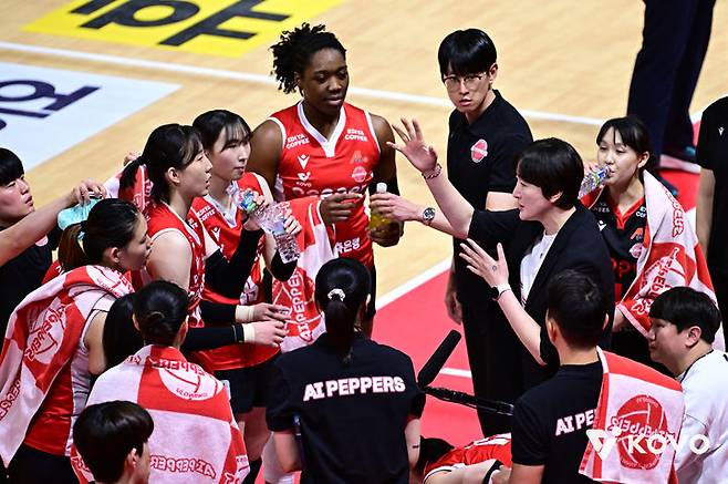 [서울=뉴시스] 여자 프로배구 페퍼저축은행 장소연 감독이 9일 광주페퍼스타디움에서 열린 진에어 2025~2026 V-리그 여자부 흥국생명과의 경기 작전타임에 선수들에게 지시를 내리고 있다. (사진=KOVO 제공) 2026.01.09.