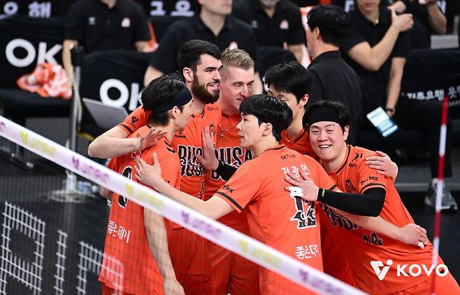 [서울=뉴시스] 남자 프로배구 OK저축은행 선수단이 9일 부산강서체육관에서 열린 진에어 2025~2026 V-리그 남자부 현대캐피탈과의 경기에서 득점에 성공한 뒤 기뻐하고 있다. (사진=KOVO 제공) 2026.01.09.