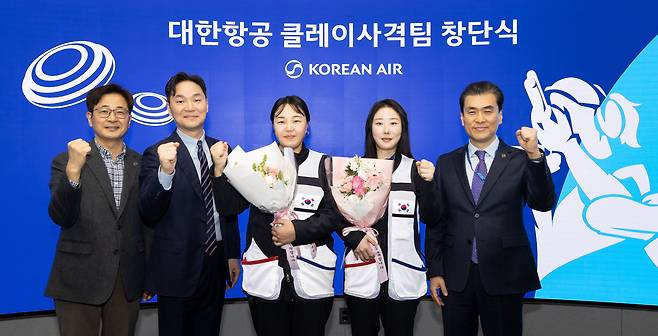 대한항공, 클레이 사격팀 창단 대한항공이 9일 오전 서울 강서구 대한항공 본사에서 클레이 사격팀 창단식을 개최했다. 사진은 창단식에 참가한 (좌측부터) 서호영 대한항공 인력관리본부장, 장성현 대한항공 마케팅,IT,객실 및 서비스 부문 부사장, 이보나 대한항공 클레이사격팀 플레잉코치, 엄소연 대한항공 클레이사격팀 선수, 권혁삼 대한항공 스포츠단장이 기념 사진을 촬영하는 모습./대한항공 제