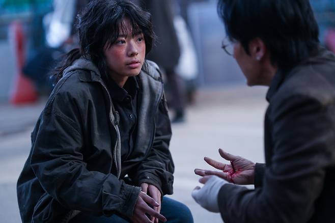 웨이브 시리즈 '콘크리트 마켓'은 대지진 이후 유일하게 남은 아파트에서 물건을 사고파는 이른바 '황궁마켓'이 자리 잡은 세계에서 생존을 위해 각자의 방식으로 거래하는 이야기를 그린다. 웨이브 제공