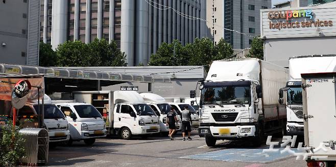 서울시내 한 쿠팡 물류센터에 주차돼 있는 배송차량 모습. 황진환 기자