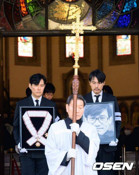 [OSEN=지형준 기자] 故 안성기 장례 미사 및 영결식이 9일 서울 명동성당에서 엄수됐다.  안성기는 지난 5일 오전 9시 서울 용산구 순천향대병원 중환자실에서 치료를 받던 중 가족들이 지켜보는 가운데 향년 74세로 세상을 떠났다. 지난달 30일 자택에서 음식물이 목에 걸린 채 쓰러져 병원으로 이송된 뒤 의식불명 상태로 치료를 받아온 지 6일 만이다.  영결식에서는 고인의 마지막 소속사 아티스트컴퍼니의 수장인 정우성과 이정재가 각각 영정과 훈장을 들며 고인을 배웅한다. 운구는 설경구, 박철민, 유지태, 박해일, 조우진, 주지훈이 맡았다.  운구를 맡은 배우 설경구, 박해일, 조우진, 유지태가 장례 미사를 마치며 슬픔에 잠겨 있다. 2026.01.09 /jpnews@osen.co.kr