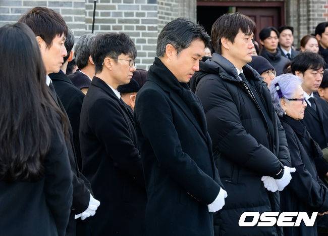 [OSEN=지형준 기자] 故 안성기 장례 미사 및 영결식이 9일 서울 명동성당에서 엄수됐다.  안성기는 지난 5일 오전 9시 서울 용산구 순천향대병원 중환자실에서 치료를 받던 중 가족들이 지켜보는 가운데 향년 74세로 세상을 떠났다. 지난달 30일 자택에서 음식물이 목에 걸린 채 쓰러져 병원으로 이송된 뒤 의식불명 상태로 치료를 받아온 지 6일 만이다.  영결식에서는 고인의 마지막 소속사 아티스트컴퍼니의 수장인 정우성과 이정재가 각각 영정과 훈장을 들며 고인을 배웅한다. 운구는 설경구, 박철민, 유지태, 박해일, 조우진, 주지훈이 맡았다.  운구를 맡은 배우 설경구, 박해일, 조우진, 유지태가 장례 미사를 마치며 슬픔에 잠겨 있다. 2026.01.09 /jpnews@osen.co.kr