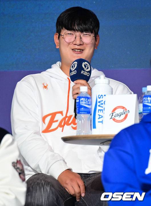 [OSEN=조은정 기자]’2025 신한 SOL Bank KBO 미디어데이 & 팬페스트’가 20일 서울 송파구 롯데호텔 월드에서 열렸다.  이번 행사에는 각 구단의 감독을 비롯해 KIA 나성범, 김도영, 삼성 구자욱, 강민호, LG 박해민, 홍창기, 두산 양의지, 김택연, KT 장성우, 강백호, SSG 김광현, 박성한, 롯데 전준우, 윤동희, 한화 채은성, 김서현, NC 박민우, 김형준, 키움 송성문, 이주형 등 KBO 리그 10개 구단 주장과 대표 선수가 참석한다.한화 김서현이 인터뷰를 하고 있다. 2025.03.20 /cej@osen.co.kr