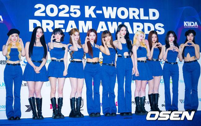 [OSEN=민경훈 기자] 21일 오후 서울 송파구 잠실실내체육관에서 '2025&nbsp;케이 월드 드림 어워즈'(2025 K WORLD DREAM AWARDS) 블루카펫 및 포토월 행사가 진행됐다.지난&nbsp;2017년 '제1회 소리바다 베스트 케이뮤직 어워즈'로 출발해 올해로&nbsp;9년째 이어지고 있는 이 시상식은 글로벌 시장에서 케이팝을 빛내고 있는 주역들과 셀럽들이 한자리에 모여 다채로운 볼거리를 제공한다.트리플에스(tripleS)가 입장하며 포즈를 취하고 있다. 2025.08.21 /rumi@osen.co.kr