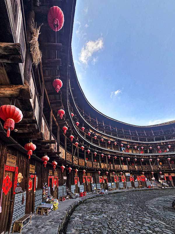 토루는 중원에서 피란 온 씨족들이 모여 살았던 공동체다. 보통 1층은 부엌과 식당, 2층부터 창고와 숙소로 사용한다.