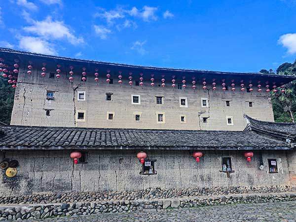 운수요의 화귀루. 운수요는 토루가 있는 시골 마을로, 경치가 아름다워 이곳에서 찍은 영화 이름이다. '구름과 물이 흐르는 곳'이라는 뜻의 중국 영화 제목이 마을 이름이 된 셈이다. 벽에 금이 간 것은 청나라 말기 전쟁으로 공격을 받은 흔적이다.