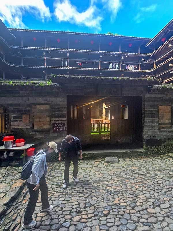 화귀루의 물렁물렁한 마당. 늪지 위에 세운 토루여서 바닥에서 점프하면 땅이 물컹한 것을 느낄 수 있다.