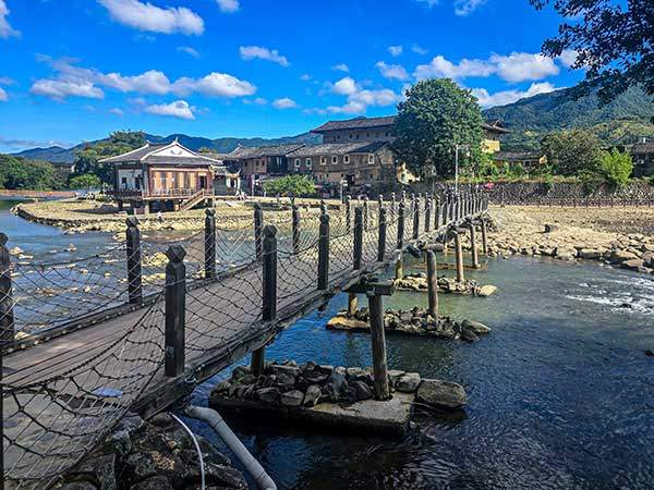 운수요 마을을 관통하는 강. 다른 토루들이 깊은 산 속에 있는데 반해 운수요는 완만한 터에 있어 아늑한 분위기다.