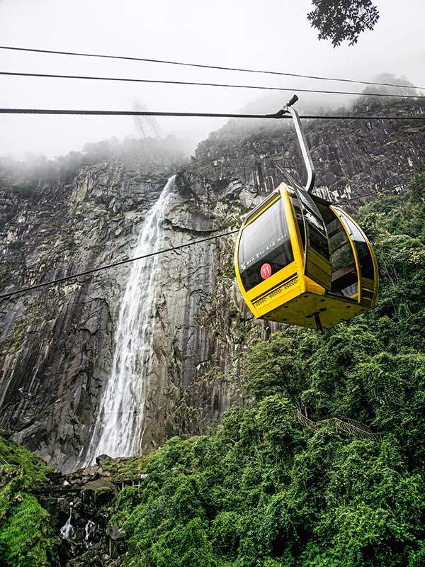 케이블카를 타고 고도 1,300m 이상을 높일 수 있어, 산행은 쉽다.