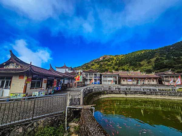 산행이 시작되는 해발 1,626m의 마을. 젊은이는 모두 도시로 떠나고 노인 30여 명이 남아 있다.