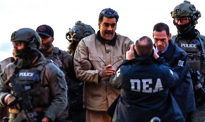 니콜라스 마두로 베네수엘라 대통령(가운데)이 지난 5일 미국 뉴욕에서 마약단속국(DEA) 및 경찰 요원들에게 둘러싸인 채 이동하고 있다. 로이터연합