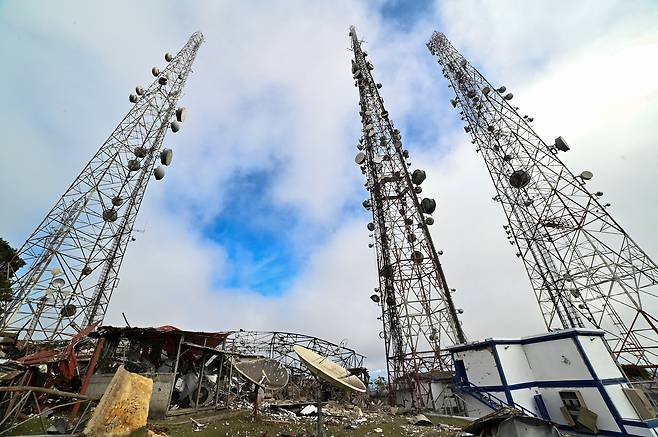 베네수엘라 수도 카라카스의 TV 및 통신탑이 지난 4일 미군 공습으로 파괴된 채 남아있다. 로이터연합