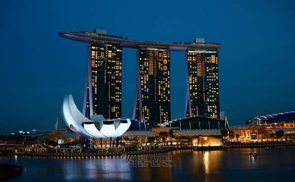 싱가포르 아트사이언스뮤지엄과 마리나베이샌즈호텔. 서울신문DB