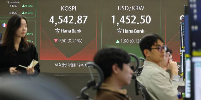 9일 코스피가 하락 출발해 4530대를 나타내고 있다. 서울 중구 하나은행 딜링룸 현황판에 코스피가 표시돼있다. 연합뉴스