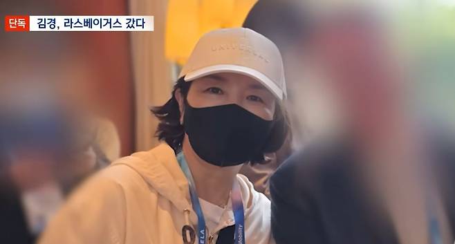 공천헌금 의혹의 키맨인 김경 서울시의원이 1월6일(현지시간) 미국 라스베이거스에서 열리는 세계 최대 IT·가전 전시회 CES 행사장을 찾아 밝은 모습으로 사진 촬영을 하고 있다. ⓒ MBC 뉴스 캡처