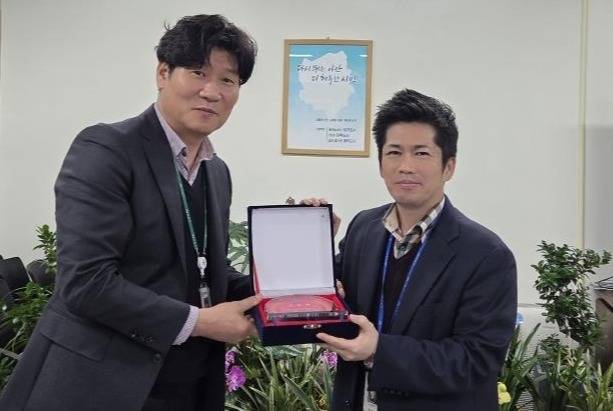 도시개발국장과 담당팀장이 도지사 표창을 수상하고 기념촬영을 하고 있다. ⓒ아산시 제공