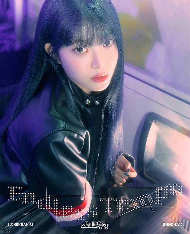 화보 촬영을 하고 있는 그룹 르세라핌. 디아이콘 제공