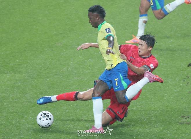 한국 축구 국가대표팀이 지난해 10월 서울월드컵경기장에서 브라질 대표팀과 친선경기를 벌였다.  김민재가 브라질 비니시우스의 돌파를 태클로 저지하고 있다. /사진=김진경 대기자