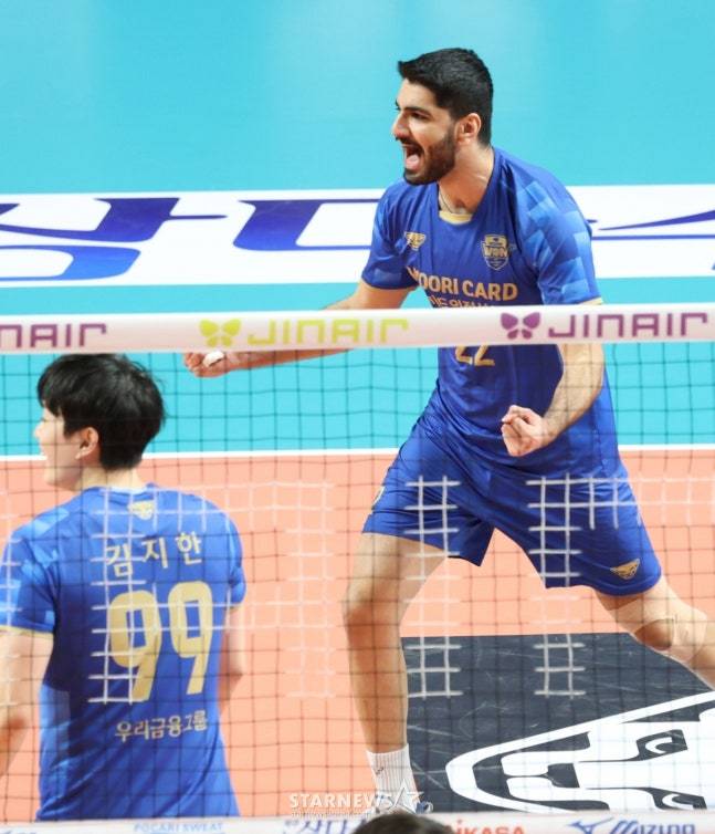 2025-2026 V-리그 남자부 우리카드 대 대한항공 경기가 8일 서울 장충체육관에서 열렸다.  우리카드 알리가 서브 에이스를 기록한 후 환호하고 있다. /사진=김진경 대기자
