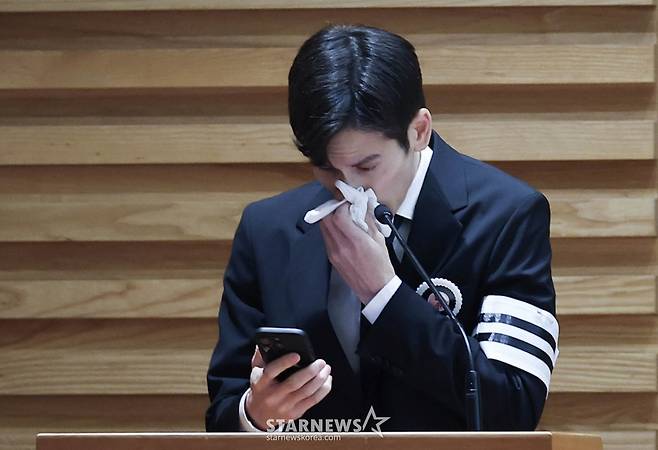 9일 오전 서울 중구 명동성당에서 진행된 故 안성기 영결식에서 고인의 아들 안다빈씨가 인사말을 하고 있다./2026.01.09 /사진=김휘선 hwijpg@
