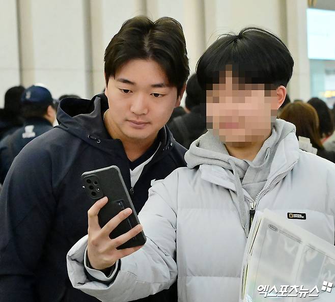 한국 야구 대표팀이 2026 WBC(월드베이스볼클래식) 대비 1차 캠프를 위해 9일 오전 인천국제공항을 통해 사이판으로 출국했다.  고우석이 팬과 기념촬영을 갖고 있다. 인천공항, 김한준 기자