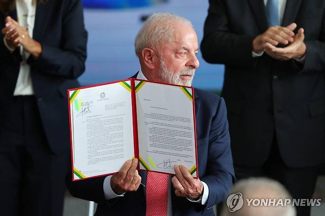8일(현지시간) 보우소나루 복역 기간 감경 법률 재의요구안에 서명한 룰라 대통령 [브라질리아 로이터=연합뉴스. 재판매 및 DB 금지]