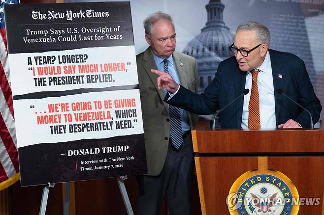 '전쟁 권한 결의안' 설명하는 척 슈머 민주당 상원 원내대표 [AFP 연합뉴스]