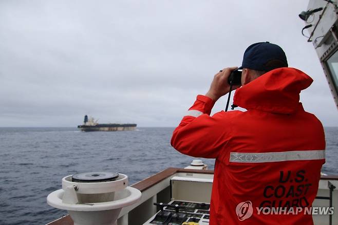 미 해안경비대가 나포한 러시아 국적 유조선 [미 유럽사령부 엑스. AFP=연합뉴스. 재판매 및 DB 금지]