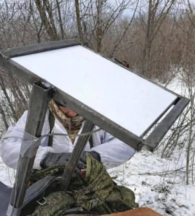 말 안장에 위성안테나 [러시아 독립언론 '아스트라' 텔레그램 채널 @astrapress 공개 영상 캡처]