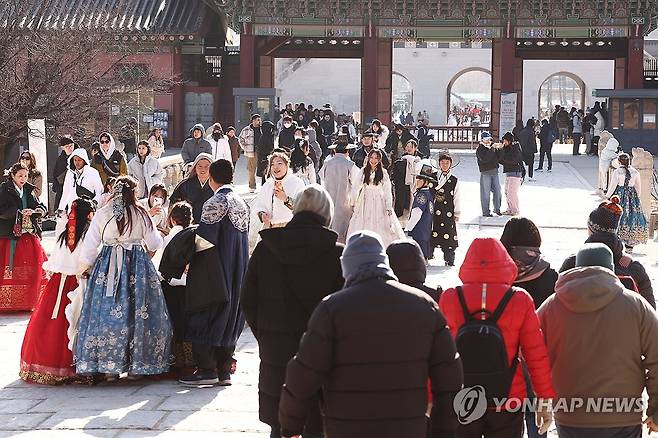 작년 고궁·종묘·조선왕릉 방문객 1천780만명…"역대 최다" (서울=연합뉴스) 진연수 기자 = 한국 전통문화에 대한 관심에 힘입어 지난해 4대 궁과 종묘, 조선왕릉을 찾은 관람객이 역대 최다를 기록했다. 
    국가유산청 궁능유적본부는 2025년 한 해 경복궁·창덕궁·창경궁·덕수궁과 종묘, 조선왕릉을 찾은 방문객이 1천781만4천848명으로 집계됐다고 5일 밝혔다. 고궁과 종묘, 조선왕릉 관람객이 1천700만명을 넘어선 건 이번이 처음이다. 
    사진은 이날 서울 종로구 경복궁을 방문한 외국인 관광객 및 시민들 모습. 2026.1.5 jin90@yna.co.kr