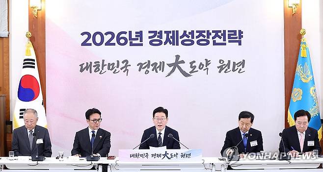 이재명 대통령, 경제성장전략 국민보고회 발언 (서울=연합뉴스) 한상균 기자 = 이재명 대통령이 9일 청와대에서 열린 경제성장전략 국민보고회에서 발언하고 있다.
    왼쪽부터 류진 한국경제인협회장, 김민석 국무총리, 이 대통령, 구윤철 부총리 겸 재정경제부 장관, 김기문 중소기업중앙회장. 2026.1.9 [청와대통신사진기자단] xyz@yna.co.kr