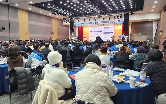 ▲ 10일 경기섬유종합지원센터에서 열린 정성호 국회의원 신년 인사회에 지역 인사와 시민 등 500여 명이 참석해 행사장을 가득 메웠다.