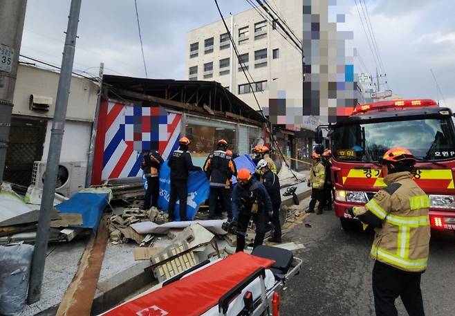 ▲ 10일 의정부시 호원동에서 강풍으로 대형 간판이 붕괴해 행인이 숨지는 사고가 발생한 가운데 소방대원들이 현장에서 구조·수습 작업을 벌이고 있다. /사진제공=북부소방재난본부