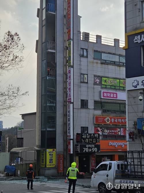 ◇10일 낮 12시29분께 춘천시 석사동에 건물 유리가 파손됐다. 사진=독자 제공