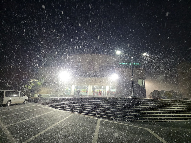 ▲ 경북 의성군 의성읍 일대에서 10일 밤 산불 진화 헬기 철수 이후 굵은 눈발이 내리는 가운데, 잔불 확산 억제 상황 속에 주민들이 대피해 머물고 있는 체육관 모습. 김동현 기자 jhass80@kyongbuk.com