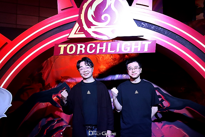 왼쪽부터 '토치라이트: 인피니트' 류헝 디렉터, 왕유레이 총기획자.