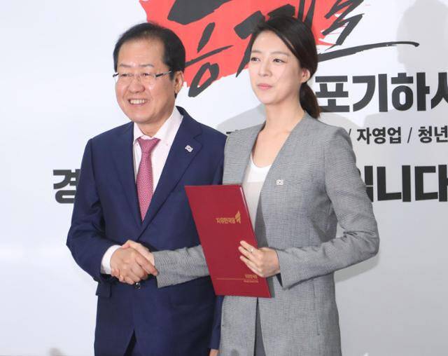 홍준표 당시 자유한국당 대표가 2018년 서울 여의도 당사에서 열린 국회의원 재보궐선거 후보자 공천장 수여식에서 송파을 배현진 후보에게 공천장을 수여하고 있다.(사진=연합뉴스)