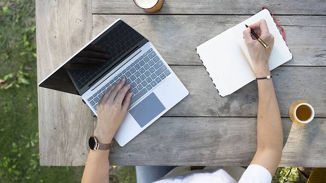 멀티태스킹은 업무 효율을 낮추고 에너지 소모를 유발한다｜출처: 클립아트코리아